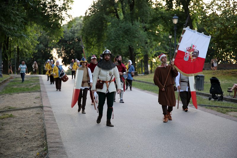 corteggio delle contrade durante luminara san paolino 2023