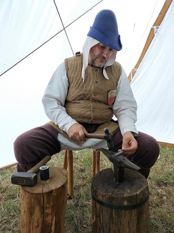 Laminazione del metallo per battitura. A sinistra il conio sul ceppo