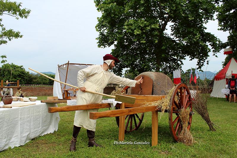 Il panettiere mentre inforna il pane