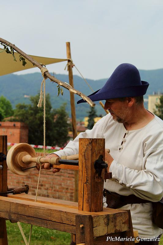Tornitura di una gamba per una sedia